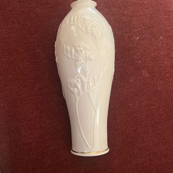 Lenox Special Collection China 7" Bud Vase Iris Design with 24K Gold Trim - Picture 2 of 7